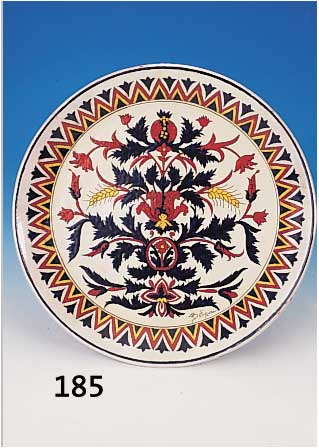 Paar grosse Wandteller, Portugal, sign. Batiguani, 20er/30er Jahre, Fayence, bunt stilisiert-florl bemalt, D. je ca. 45 cm
