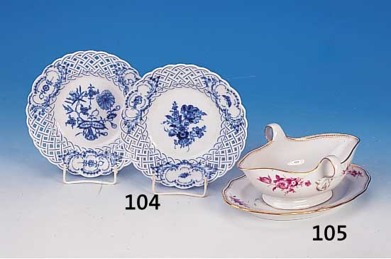 Paar Zierteller, Meissen, 20. Jh., 1. Wahl, Porzellan, blaue florale Malerei mit Insekten unter der Glasur, Rand in Durchbrucharbeit, D.je ca. 18 cm