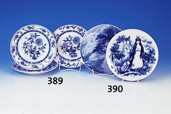 Zwei Teller, Meissen, 1978/1982, 1. Wahl, Porzellan, Blaumalerei unter der Glasur von Froschk”nig bzw. Weihnachtsmotiv, D. ca. 26 cm