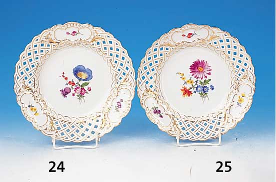 Teller, Meissen, um 1910, Porzellan, Rand mit Durchbrucharbeit, Blume III, Goldstaffage, D. 21 cm