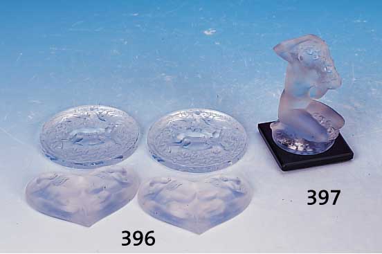 Skulptur, Lalique, 30er Jahre, sitzender Frauenakt, sginiert am schwarzen Glassockel, dieser min. best., H. 9 cm