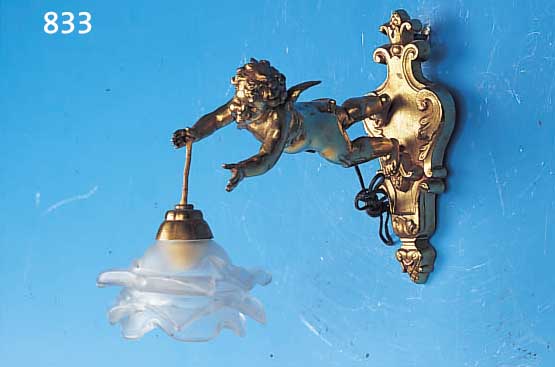 Wandlampe, Frankreich, Messingguss in Form eines Putto, mattierter Pressglasschirm in Form einer Blüte, H. ca. 20.5 cm, L. ca. 21 cmum 1930