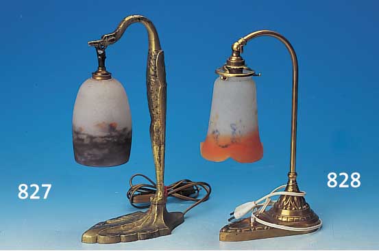 Tischlampe, Frankreich, um 1910-20, Messinggussfuss in Form eines stil. Kranichs, Schirm pate-de-verre, sign. Degué mit violet- te und ...