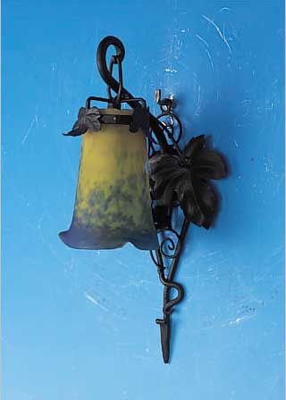 WANDLAMPE, FRANKREICH, EISENMONTUR MIT WEINLAUBDEKOR, SCHIRM PATE-DE-VERRE MIT BLAUEN UND GELBEN EINPUDERUNGEN, AM OBEREN RAND BEST., ...