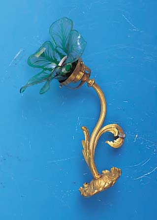 WANDLAMPE, FRANKREICH, UM 1910/20, SCHIRM IN BLüTENFORM, FARBLOSES GLAS PARTIELL GRüN üBERFANGEN, GESCHNITTEN UND GEäTZT, MIN. BEST., ...