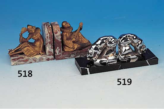 Paar Buchstützen, Frankreich, 30er Jahre, rotgeäderter Marmor mit Spritzgussfiguren: Pierrot und Kolumbine, goldfarben gefasst, H. je ca. ...
