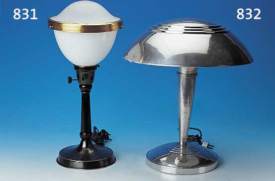 Tischlampe, deutsch, 30er Jahre, Metall verchromt, Elektr. nicht geprüft, leicht verbeult, H. ca. 41 cm