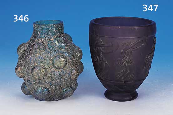 VASE, ÖSTERREICH, UM 1900-10, GRüNES GLAS MIT ZAHLREICHEN AUSBUCHTUNGEN, NETZARTIG GE- äTZT, LüSTRIERT, H. CA. 14 CM