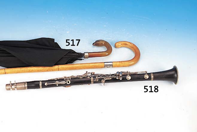 KLARINETTE, WOHL DEUTSCH, UM 1900, HOLZ MIT VERSILBERTEN MONTUREN, LEICHT SPANNUNGSRISSIG, L. CA. 65 CM