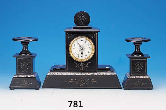 KAMINUHR MIT ZWEI BEISTELLERN, FRANKREICH, UM 1910, SCHWARZES VERZIERTES SCHIEFERGEHäUSE MIT GRAU-GRüN GEäDERTEN MARMOREINLAGEN, ...