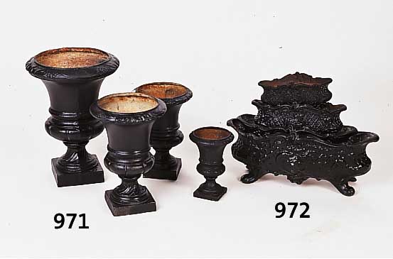 KONVOLUT AUS VIER MEDICI-VASEN, FRANKREICH, 1900, EISENGUSS SCHWARZ LACKIERT, H. CA. 48/34/29/21 CM, KORRODIERT