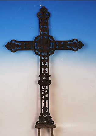 GRABKREUZ, FRANKREICH, UM 1900, EISENGUSS TEILS IN DURCHBRUCHARBEIT, STARK KORRODIERT, H. CA. 130 CM