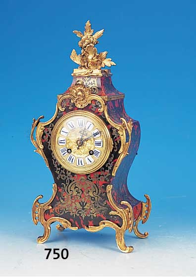 Pendule, Frankreich, um 1880, geschwungenes Gehäuse mit Boulletechnik und Schildpatt, verzierte u. vergoldete Bronze- ...