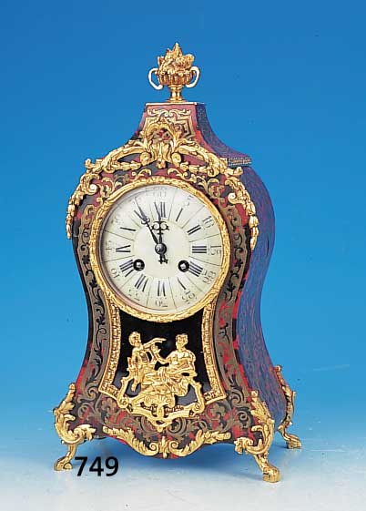 Penule in Boulletechnik, Frankreich, um 1878, geschwungenes Gehäuse in Boulletechnik mit Schildpatt, vergoldete Bronzegußapplikationen,florale ...