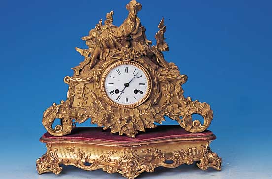 Pendule, Frankreich, um 1850/60, geschnitzter und verg. Holzsockel mit Samtauf-lage, floral verziertes Bronzegußgehäuse, Fi- ...