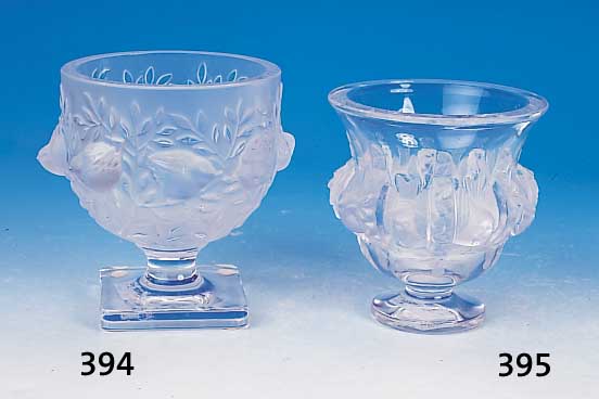 Fußschale, Lalique, Frankr., 2. H. 20. Jh. , Preßglas, z.T. mattiert, umlaufender Vogelde- kor, unsigniert, H. 12 cm