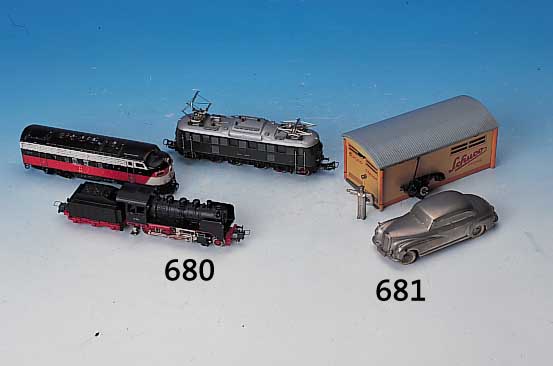 Schuco-Garage 1500 mit Auto, U.S. Zone Ger- many, Auto färte eine Acht, mit origin. Aufzugsschlüssel, Auto bez. Kölner Automobile Prameda, ...