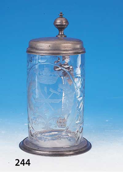 Zinndeckelkrug, sog. Walzkrug, Sachsen, um 1750, Deckel älter, Glaskorpus, geschlif-fen u. geschnitten, in Kartusche Akanthusblät-ter m. ...