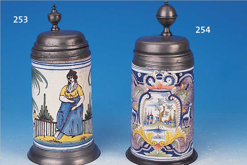 Fayencekrug, wohl Mecklenburg, um 1760/70 orig. Deckel, monogr. M. RH 1769, Schwämmchen-malerei, bunte Muffelfarben, in Kartusche ideal. ...