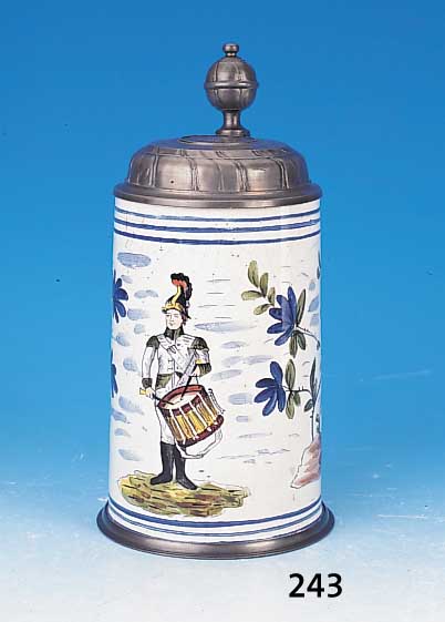 Zinndeckelkrug, Durlach, um 1760 Fayence, Soldat mit Trommel, blaue, grüne u. gelbe Bemalung, auf dem Boden D-Marke, Deckel aus der ...