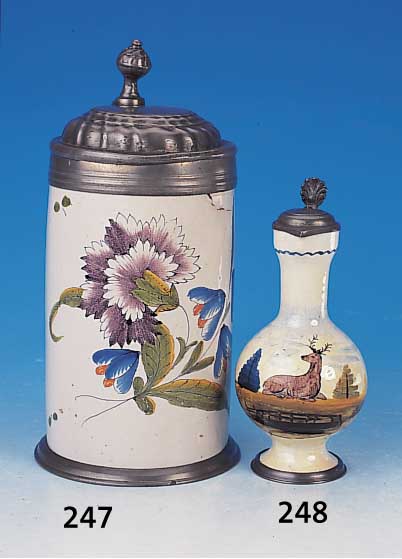 kleiner Birnkrug, süddeutsch, um 1760/70, Fayence, bunte Muffelmalerei, sitzender Hirsch in abstr. Landschaft, orig. Zinndeckel,monogramm ...