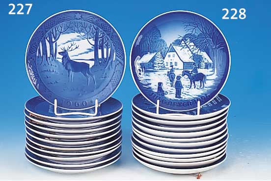 Sammlung aus 35 Weihnachtstellern, Royal Kopenhagen, Porzellan, blaue Unterglasur- staffage, D. 18 cm 1960 - 1994