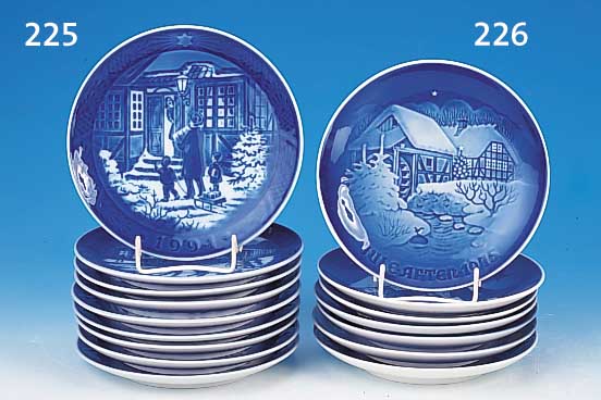 Sammlung aus 39 Weihnachtstellern, Royal Ko- penhagen, Porzellan, blaue Unterglasurstaf- fage, D. 18 cm 1952/53/55 1957-1960, 1963-19691970-1994