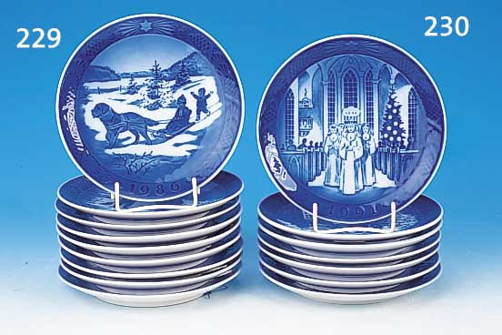 Sammlung aus 27 Weihnachtstellern, Royal Kopenhagen, Porzellan, blaue Unterglasur- staffage, D. 18 cm 1910/12/14/29/68/69/71-1984und 1986 - ...