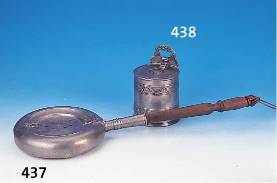 Vorratsgefäß, mitteldeutsch, um 1780/90, Zinn, klassizistisch, Akanthusblätter m. Blü- ten, Deckel mit Taube, Füllhörner, Stern und ...