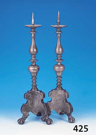 Leuchterpaar, Sachsen, um 1713, Zinn, ziseliert, mit Wappendarstellung, H. 51 cm, Altersschäden, sammelwürdig