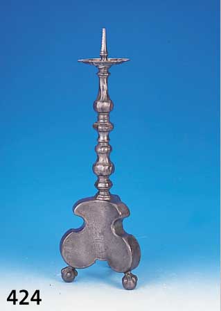 Leuchter, süddeutsch, um 1765/75, Zinn, drei Klauenfüsse mit Kugeln, ziseliert: Akanthusblätter mit Blumen, Greifendarstellungbzw. Vase ...