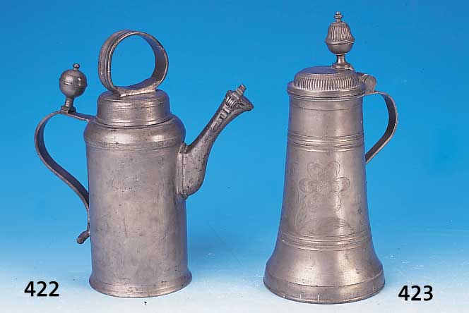 Schraubenkanne, süddeutsch, um 1780/90 Zinn, ausgeprägter Henkel, orig. Zottenver- schluß, l. verbeult, H. 28.5 cm