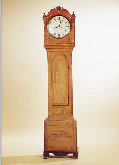 STANDUHR, ENGLAND, UM 1820/30, MARKETIERTES HOLZGEHäUSE MIT BANDINTARSIEN, SOCKEL MIT SPANNUNGSRIß, IN ABGESCHRäGTEN ECKEN MIT ...