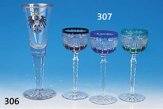 6 Weingläser, deutsch, Anfang 50er Jahre, farbloses Kristallglas blau, rot und grün überfangen, geschnitten und geschliffen, H. ca. 20 cm