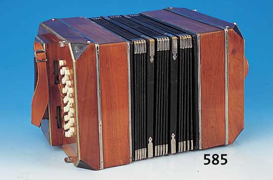 Bandoneon, wohl Alfred Arnold Carlsfeld, 50er Jahre, Nußbaumgehäuse, Bald in Ordnung, Silberappliken in Form von Harfen fehlen, ca. 25 x 28 x ...