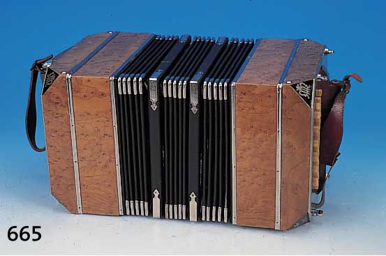 Bandoneon, wohl Alfred Arnold Carlsfeld, 50er Jahre, Gehäuse mit Nußbaumwurzelfurnier, Balg in Ordnung, versilberte Lyra-Applikatio- nen, ca. ...