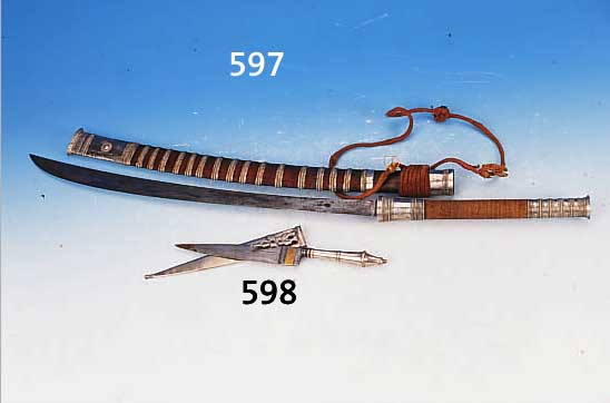 DOLCH, INDONESIEN, UM 1900, SILBERSCHEIDE- UND GRIFF, GRAVIERT, L. CA. 35 CM, GEBR.-SP.