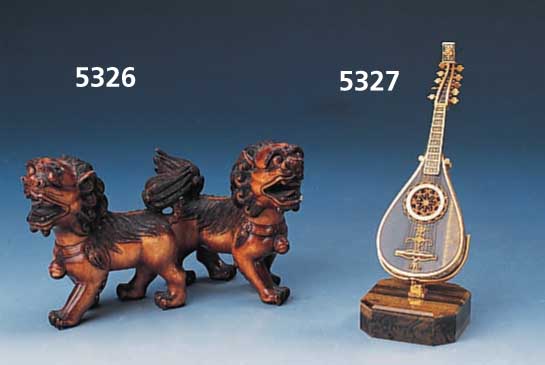 Ziergegenstand, wohl Italien, nach 1960, in Form einer Laute, Tigerauge mit Silber- montur, abnehmbar, dekorativ, H. 16 cm, im Originaletui