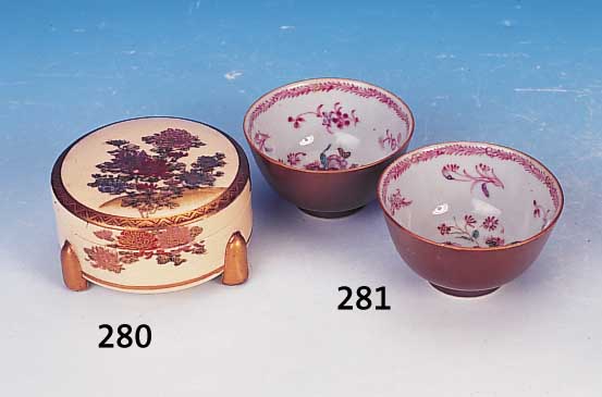 Paar Koppchen, China, um 1770, Compagnie des Indes, Farbe Cafe au lait, Famille Rose, floral bemalt, l. an den Stand- ringen ...