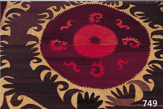 WANDTEPPICH, TURKMENISTAN, KERPOSSTICKEREI, STICKEREI üBER 100 JAHRE ALT, SEK. MIT AUF- HäNGUNG ALS GARDINE VERSEHEN, CA. 320 X 470CM,AM OBEREN ...
