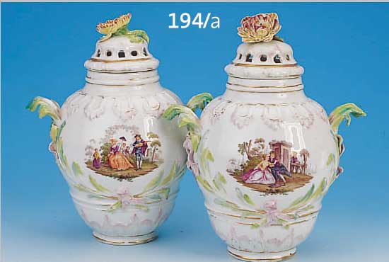 PAAR DECKELVASEN, KPM, BERLIN, UM 1810/20, PORZELLAN, BEIDSEITIGE REICHE BEMALUNG, LIEBESPAARE UND FAMILIEN IM PARK, FEINE QUALITäT, ...