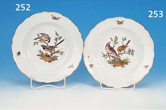 TIEFER TELLER, MEISSEN, UM 1900/1905, PORZELLAN, SEHR FEINE BUNTE MALEREI, VOGEL- DEKOR, MIT GOLDRAND, D. 24 CM, SAMMELWüRDIG