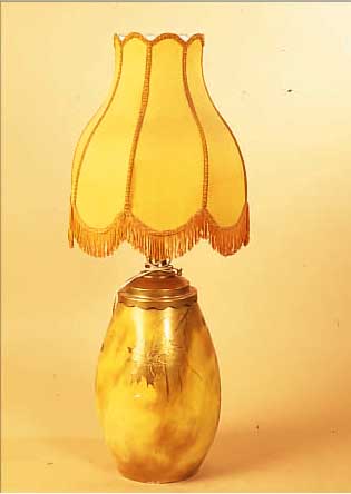 TISCHLAMPE, FRANKREICH, CLEMENT MASSIER, UM 1900, STEINGUT, GELB-GOLDENE GLASUR MIT GOLDEMAILMALEREI, MIN. BERIEBEN, ELEKTRIFI- ZIERUNG ...