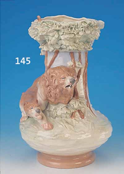 VASE, ÖSTERREICH, AMPHORA, UM 1908-10, STEINGUT, MIT APPLIZIERTEM VOLLPLASTISCHEN LöWENPAAR, NATURALISTISCH BUNT BEMALT, H. CA. 33 CM