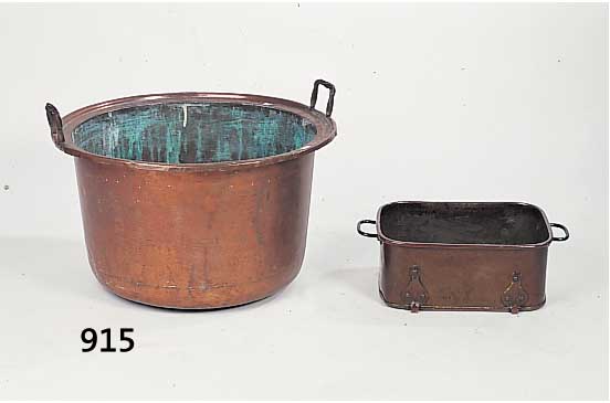 Konvolut großer Kessel und rechteckiger Behälter, Friesland, um 1900 und älter, Kupferaltersbedingt verbeult, Kessel: D. 67 cm, H. ca. 48 cm ...