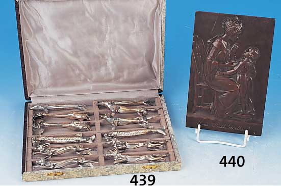 Satz aus 12 Messerbänkchen, Frankreich, um 1900-10, in Form verschiedener Tiere, Metall verchromt, korr. und berieben, im Etui, L. ca. 8-9 cm