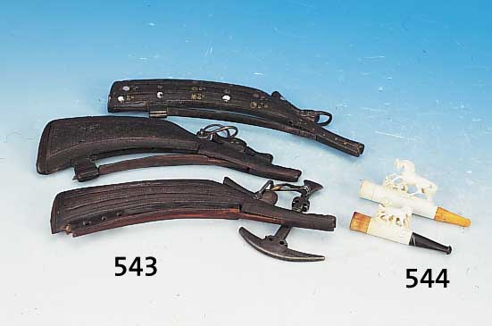 Konvolut drei Pulverhörner, Afghanistan, 2. Hälfte 19. Jh., Holz, z.T. mit Messingein- lagen, L. ca. 25 cm, Altersschäden