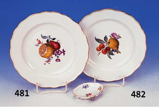 Schälchen, Meissen, um 1880/90, 1. Wahl, Porzellan, Blumendekor, applizierter Blumen- dekor, Goldrand, L. 8.2 cm, min. best.