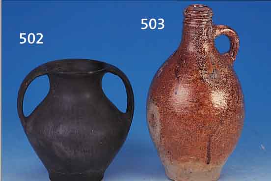 HENKELKRUG, DEUTSCH, 18. JH., STEINZEUG, KöLNISCH-BRAUN GLASIERT, BRANDRISS AM HENKEL, H. 24 CM