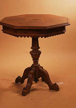 BEISTELLTISCH, GRüNDERZEIT, UM 1880/90, NUßBAUM, Z.T MASSIV/Z.T. FURNIERT, FURNIER- SCHäDEN, Z.T. BESCH. BZW. REST. BEDüRFTIGT 79 X 80 ...